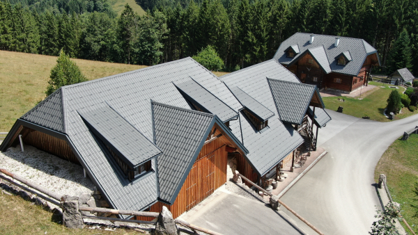 Gasthaus mit Ziegelprofildach