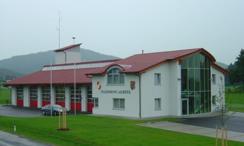 Neubau einer Feuerwehr mit Weckman Dachpfannen in rot