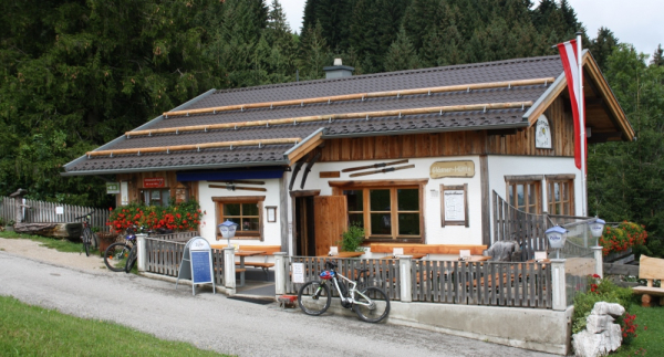Jausenstation mit Blechdach saniert im rustikalen Stil