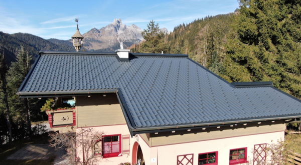 Neubau mit Pultdach und Dachpfannenblech Typ 2