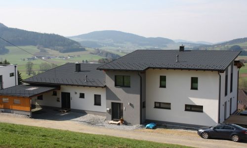 Neubau mit Metalldachpfannen in dunkelgrau in Salzburg