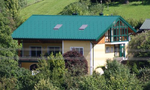 Dachsanierung mit Pfannenblechen in grün Nähe Salzburg