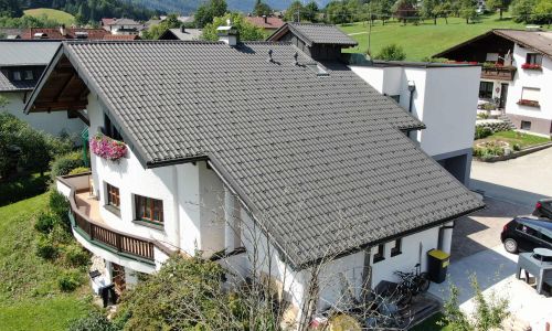 Dachsanierung mit Ziegelprofil in Oberösterreich