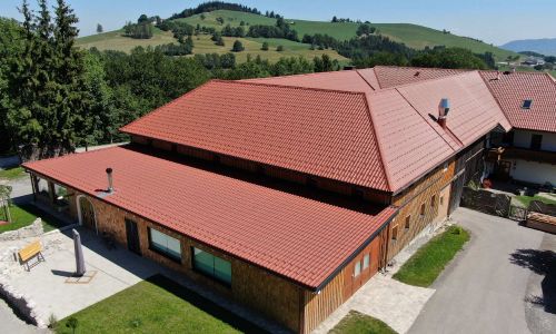 Dachsanierung mit Profilblech in rot